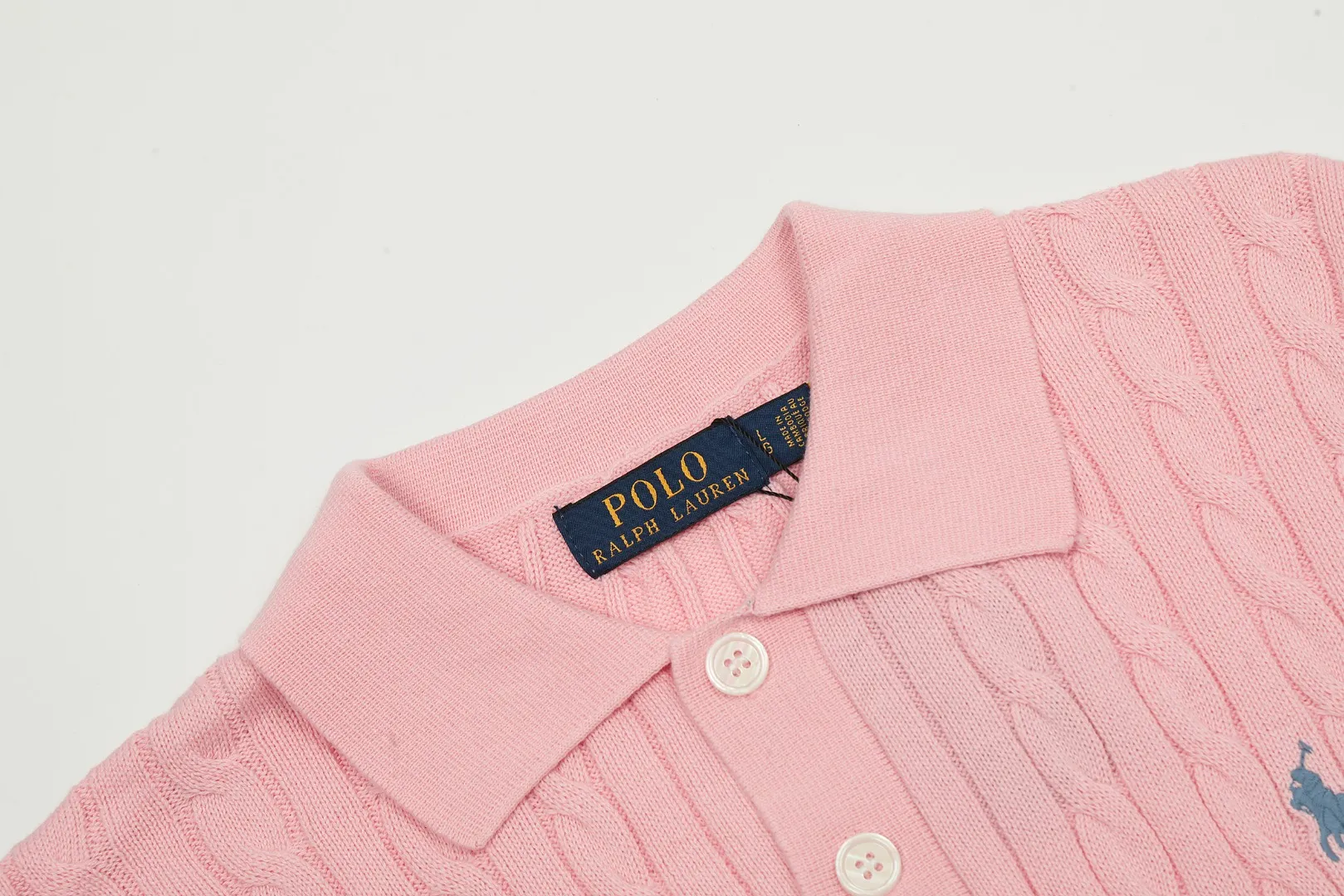🅿️176 "Top quality" Style number: DS022# (not off the shelves all year round) [Ralph Lauren POLO lapel solid color pony embroidered logo knitted short sleeves] ✅Ralph Lauren Ralph Lauren classic basic versatile all-season cardigan knitted short sleeves ✅Main supplier platform live broadcast Wholesale entities Replenish when out of stock Not off the shelves ✅ZP quality 1:1 version Scan the code to enter the GF website Counter quality ✅Details and quality are the only one in Guangzhou. Imported quality cotton yarn focuses on high-end and cost-effective. Needless to say good quality. ✅The version is restored to the original order. The maximum size can be worn up to 160 pounds. Loose, comfortable and stress-free.